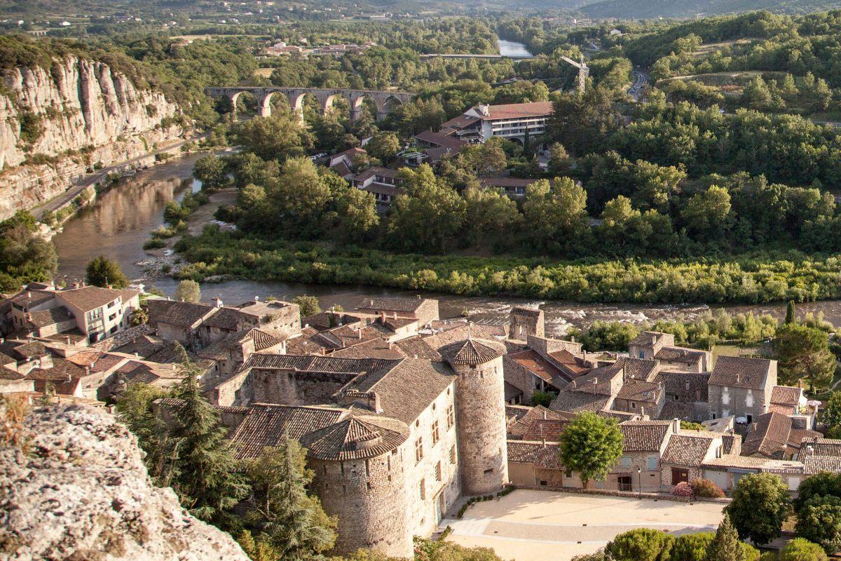 vue-du-chateau-surplombant-le-village-de-vogue.jpg